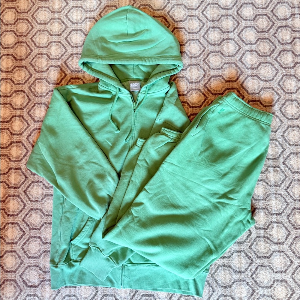 Aritzia Green Women’s Sweat Set